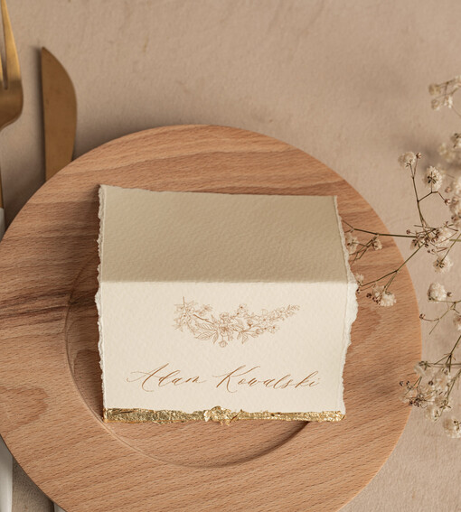 glamour winietki ślubne ze złotem, winietka na stół weselny z płatkami złota, winietki na stoły weselne ze złotem, winietki zdobione płatkami złota