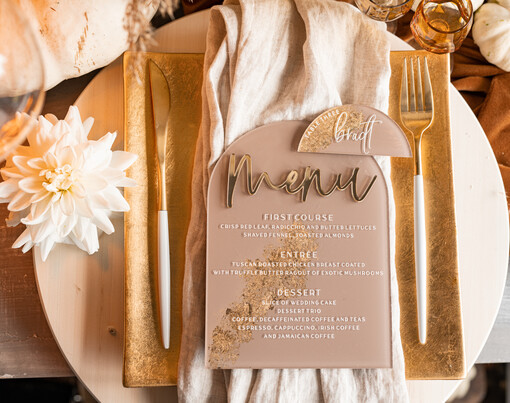 glamour winietki ślubne i menu komplet, złote wizytówki dla gosci weselnych, menu i winietki z pleksy malowane farbą w odcieniu beżu, winietki na stół weseln