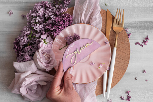 glamour welurowe winietki na stół weselny, eleganckie winietki ecru ze złotymi napisami, delikatne winietki ślubne z weluru, lawendowe winietki ślubne