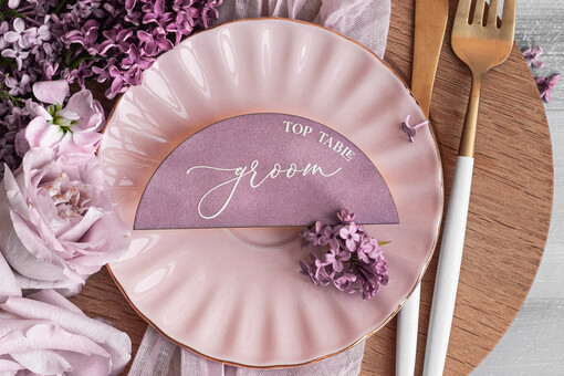 glamour welurowe winietki na stół weselny, eleganckie winietki ecru ze złotymi napisami, delikatne winietki ślubne z weluru, lawendowe winietki ślubne