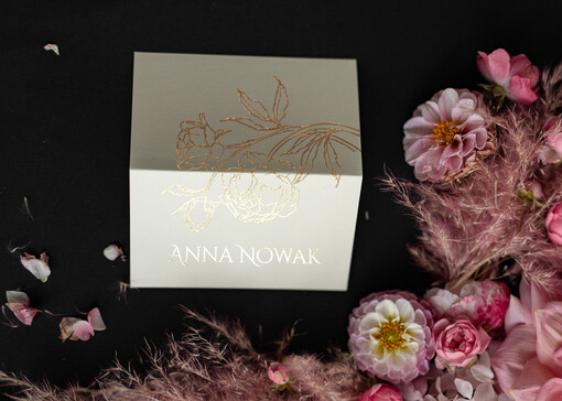 glamour złote karteczki na stół weselny, ślubne winietki w stylu glamour, eleganckie złote winietki na stół weselny, usadzenie gości na weselu