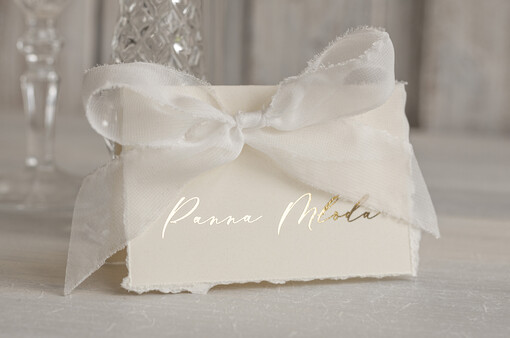 glamour ślubne winietki na stół weselny, złote lub srebrne napisy, winietki z jedwabną wstążką, darte winietki na stół weselny, wydzierane złote winietki ślubne