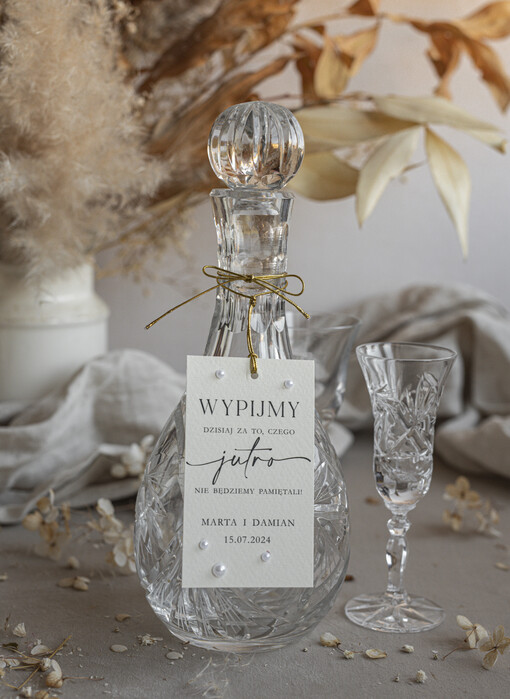 glamour etykiety na wódkę weselną z perełkami, eleganckie winietki z dowolną treścią, zawieszki ślubne z perełkami, eleganckie zawieszki na butelkę