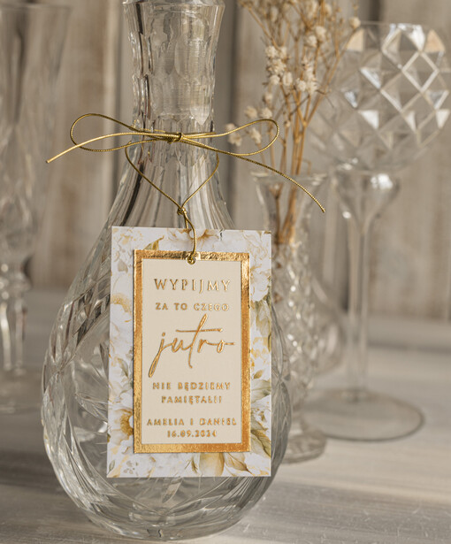 glamour etykiety na wódkę weselną z kwiatami, złote eleganckie winietki z dowolną treścią, złote zawieszki ślubne, eleganckie zawieszki na butelkę