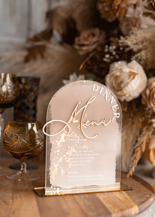 glamour nowoczesna forma karty dań na weselu, akrylowe menu weselne, stojąca karta dań, menu weselne w stylu glamour, złote menu weselne