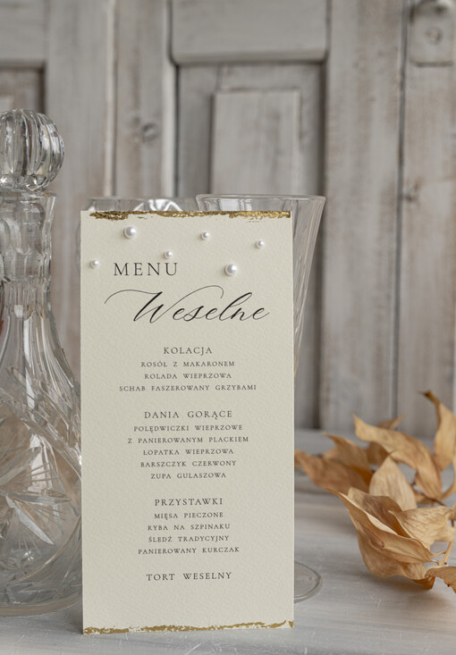glamour menu weselne na stoły plan podawania posiłków, menu weselne z płatkami złota i perełkami, złocone menu na stół weselne leżąca lub stojąca karta dań