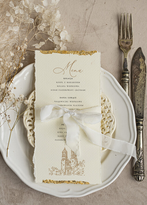 glamour złota karta dań weselnych, menu weselne z dartymi brzegami i płatkami złota, karta podawania dań na weselu ze złotem