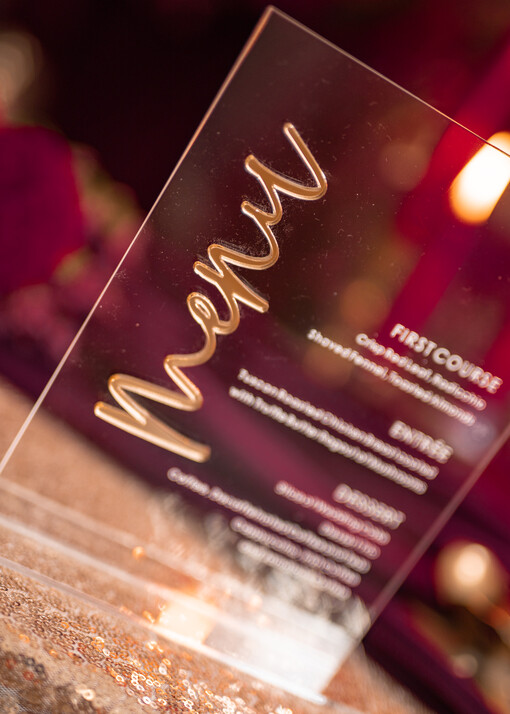 glamour nowoczesna forma karty dań na weselu, akrylowe menu weselne, stojąca karta dań, menu weselne w stylu glamour