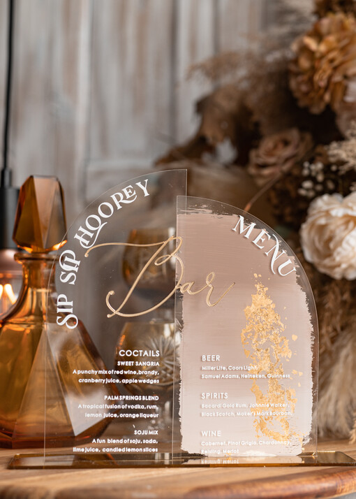glamour nowoczesna forma karty drinków i deserów, akrylowe menu weselne, stojąca karta dań i napojów, menu weselne w stylu glamour, karta drinków, złote menu weselne