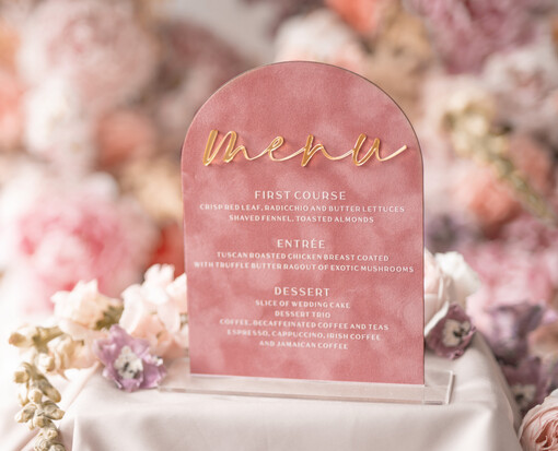 glamour welurowa karta dań na weselu, menu weselne w stylu glamour, różowe menu weselne, karta podawania dań podczas wesela, welurowe różowe menu weselne
