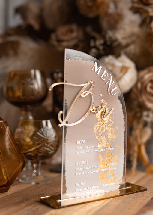glamour elegancka karta drinków na weselu, akrylowe menu weselne, stojąca karta dań, menu weselne w stylu glamour, karta drinków, złote menu weselne
