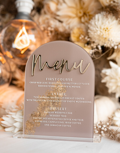 glamour eleganckie menu weselne w beżowych kolorach, karta dań z pleksy, weselne menu do postawienia na stole, złote menu na stół weselny, złote menu