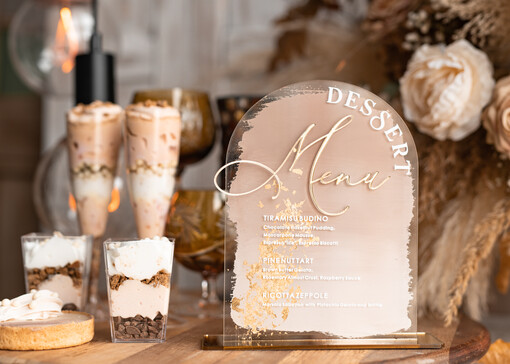 glamour elegancka forma karty deserów na weselu, akrylowe menu weselne, stojąca karta deserów, menu weselne w stylu glamour, złote menu weselne