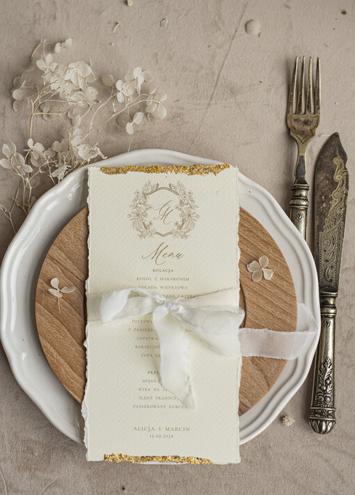 glamour złota karta dań weselnych, menu weselne z dartymi brzegami i płatkami złota, karta podawania dań na weselu ze złotem