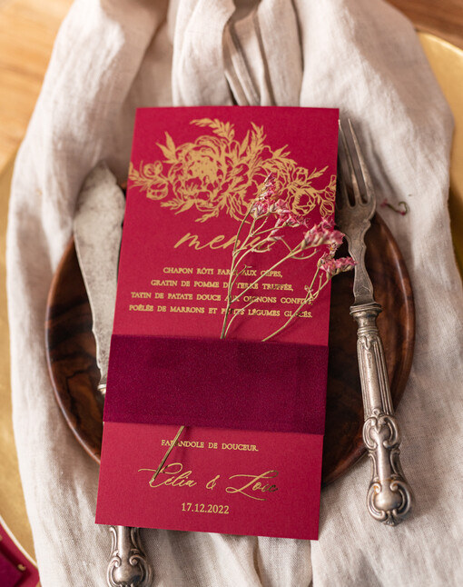 glamour bordowe menu weselne, dekoracja stołu weselnego menu dopasowane do sali weselnej, elegancka karta dań, welurowe menu weselne, złote napisy na menu weselnym