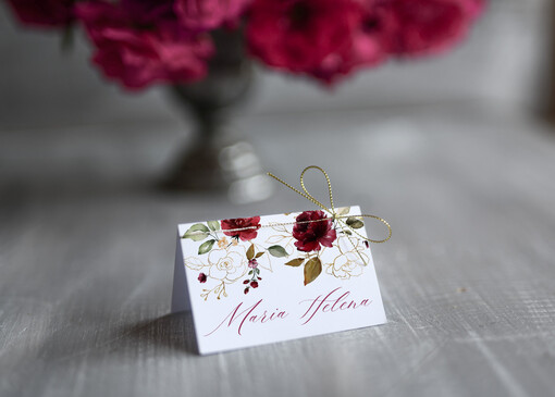 rustykalne usadzenie gości na weselu winietki eko rustykalne. Winietki na stół weselny