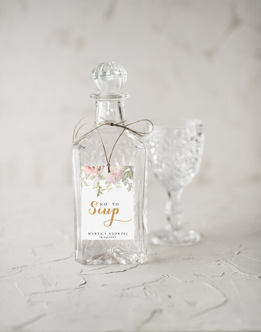 rustykalne ślubne zawieszki na alkohol, idealne na wesele w stodole