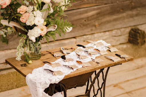 Boho/etno/pióra boho winietki ślubne  z prawdziwymi piórami ekologiczne karteczki winiety na weselny stół