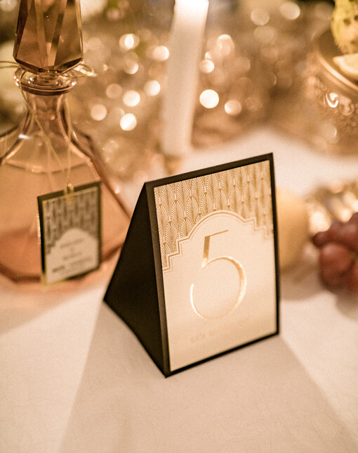 Glamour numerek na stół weselny, złote klasyczne i eleganckie