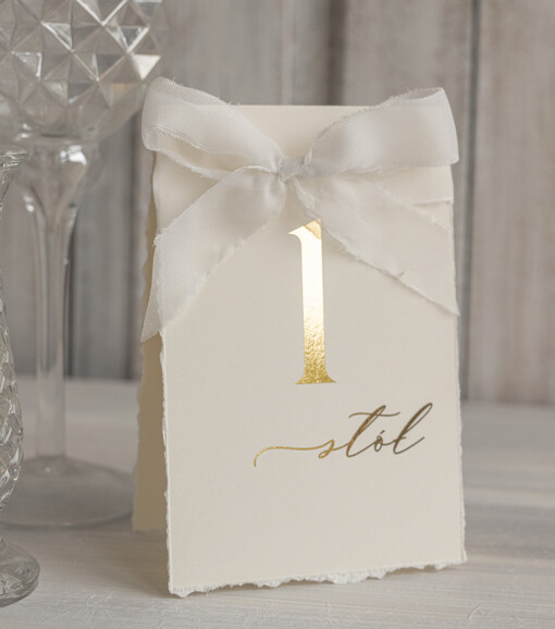 Glamour usadzenie gości numery na stół weselny, złote klasyczne i eleganckie numery na stoły weselne, wydzierane brzegi i złote litery, dekoracje stołu weselnego