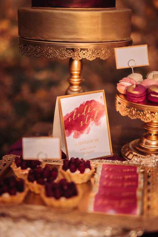 Otwarte jednokartkowe numery na stół gości weselnych, eleganckie usadzenie gości