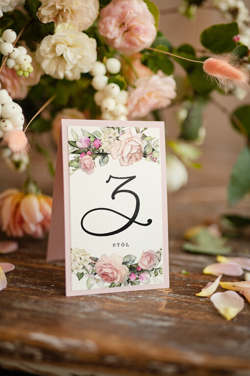 Otwarte jednokartkowe numery na stoły weselne, klasyczne i eleganckie usadzenie gości na weselu