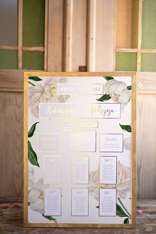 Glamour welurowe Białe piwonie powitanie i usadzenie gości plan stołów weselnych złote błyszczące napisy w stylu glamour