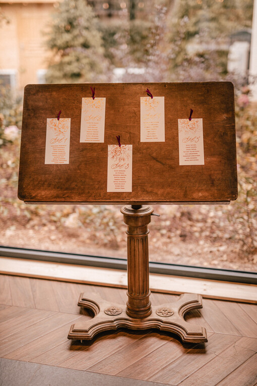 Glamour welurowe plan stołów w formie pojedynczych kart złocone litery elegancki plan stołów, plan usadzenia gości weselnych, jedna karta planu usadzenia gości