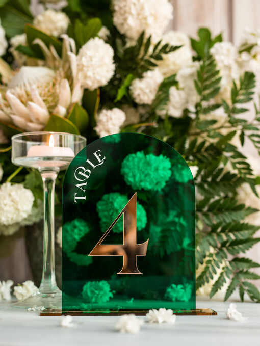 Akryl zielone numerki na stoły weselne, elegancka i nowoczesna forma karty dań na weselu, akrylowe zielone menu weselne, akrylowa zielona karta dań