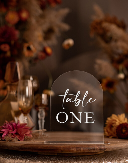 Akryl numerki na stół weselny, akrylowe numery na stół weselny, złoty numerek na stoły weselne, numeracja stolow na weselu, eleganckie numerek na stol weselny