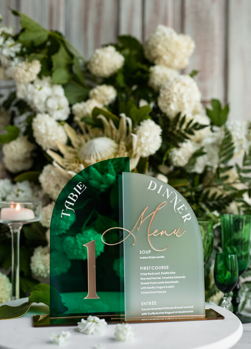 Akryl zielone i złote numerki na stoły weselne, elegancka i nowoczesna forma karty dań na weselu, akrylowe zielone menu weselne, numerek i menu razem