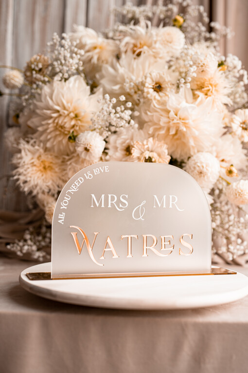 Akryl Stojak z numerkiem na stół Pary Młodej, tabliczka na stól Pary Mlodej, akrylowy numerek na stół weselny tabliczka na stół weselny w stylu glamour