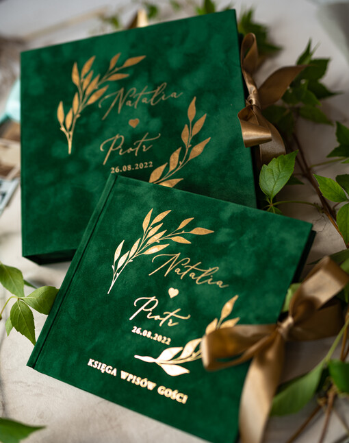 welurowe pamiątkowa księga gości weselnych w pudełku, weselena księga wpisów gości zielona ze złotym, welurowa księga wpisów w pudełku, szmaragdowy i zlota okładka
