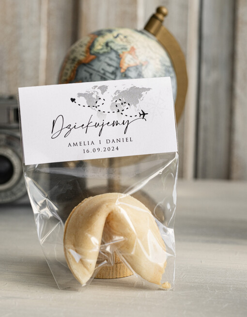Ciasteczka z wróżbą prezenciki dla gości na weselu ciasteczko z wróżbą, podziękowania dla gości po weselu, ciastko z wróżbą z grafiką mapy świata, pomysł na prezenty dla gości na weselu