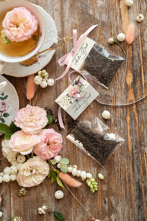 Saszetki podziękowania dla gości po weselu zawierające herbatę lub kawę