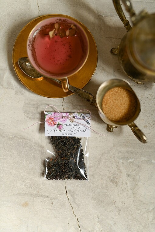 Saszetki personalizowane podziękowania dla gości weselnych w postaci herbaty zapewnią miłe chwilę