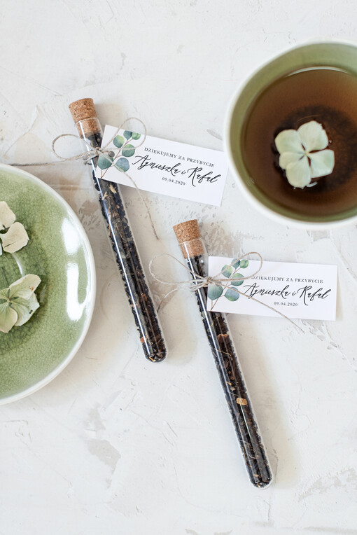 Fiolki podziękowania dla gości ślubnych zawierające herbatę lub kawę