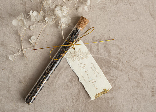 Fiolki złote dodatki ślubne, złote podziękowania dla gości podziękowania dla gości po weselu, piękne saszetki z herbatą, fiolki z herbatką