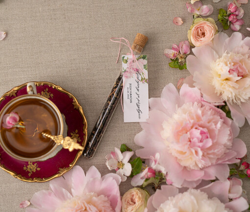 Fiolki podziękowanie za przybycie na uroczystość w formie smakowitej herbaty