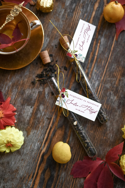 Fiolki podziękowania dla gości po weselu w postaci herbaty zapewnią miłe chwilę