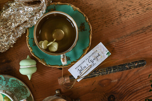 Fiolki unikatowe podziękowania dla gości w postaci zielonej lub czarnej herbaty