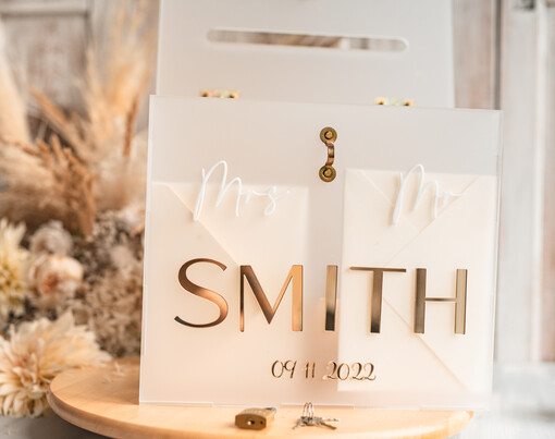 glamour satynowa akrylowa kopertówka na koperty, pudełko na koperty mlecznej pleksy, pomysł na pudełko na koperty na weselu, akrylowe pudełko na koperty