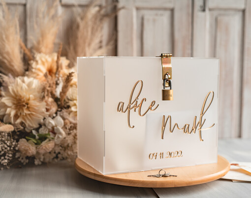 glamour satynowa akrylowa kopertówka na koperty, pudełko na koperty mlecznej pleksy, pomysł na pudełko na koperty na weselu, akrylowe pudełko na koperty