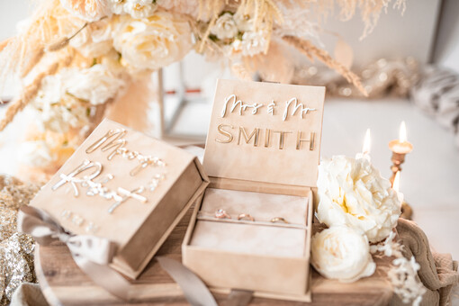 glamour pudełko na obrączki ślubne wasze imiona i dataszkatułka na obrączki wasze imiona i data, welurowe pudełko na obrączki ślubne, eleganckie aksamitne pudełko na obrączki ze złotymi napisami, wesele glamour