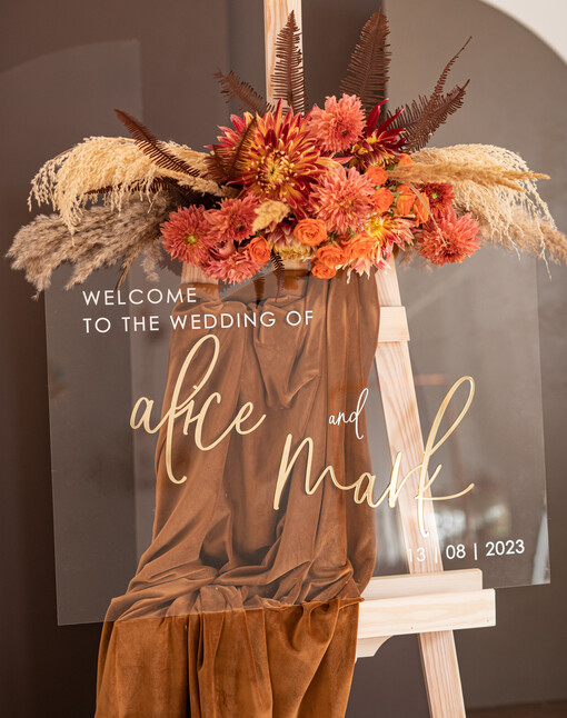 na pleksie - akryl Tablica powitalna slubna glamour, elegancka powitalna plansza ze złotymi literami, rama powitanie na weselu plansza powitalna na pleksie ze zlotymi literami