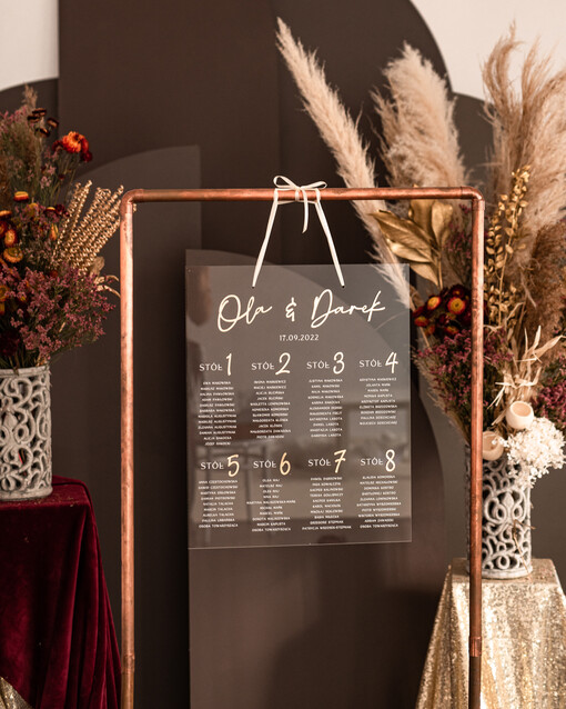 na pleksie - akryl plansza powitanie gości i plan stołów w jednym, akrylowy plan stołów, nowoczesna plansza usadzenia gości, plan stołów w stylu glamour