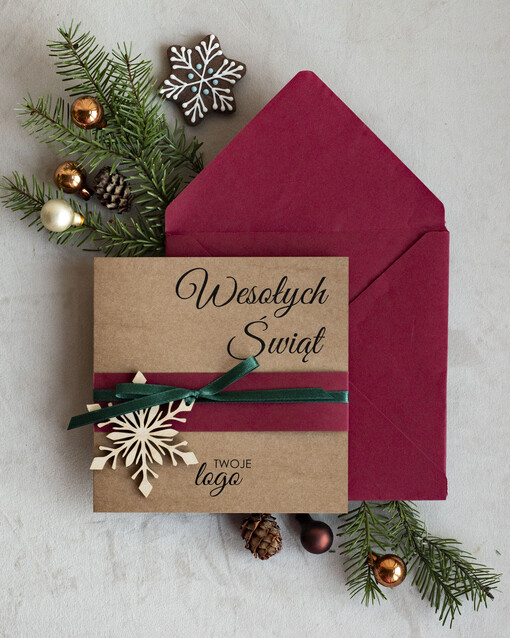 natural kartka świąteczna z logo firmy naturalna ekologiczna kartka bozonarodzeniowa z drewnianą zawieszką, kartki świąteczne z bombkami