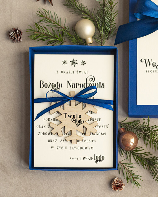 kartka pudełko Biznesowe kartki świąteczne z logo w pudełku z bombką sniezynka na choinkę- drewniane zawieszki na choinkę prezent dla klientów