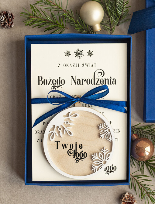kartka pudełko Biznesowe kartki świąteczne z logo w pudełku sniezynki bombką na choinkę- drewniane zawieszki na choinkę prezent dla klientów