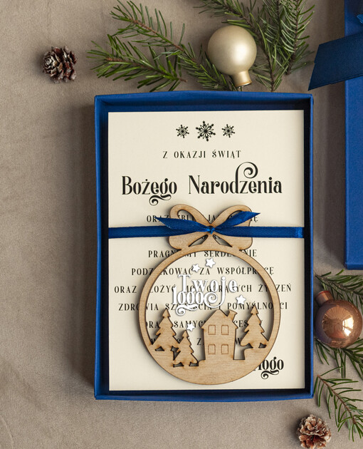 kartka pudełko Biznesowe kartki świąteczne z logo w pudełku z bombką domki na choinkę- drewniane zawieszki na choinkę prezent dla klientów